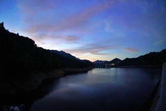 湖の夜明け