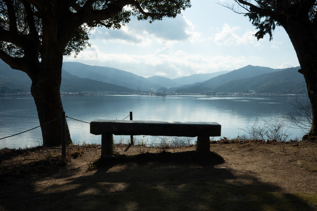 海に映る小さな港町