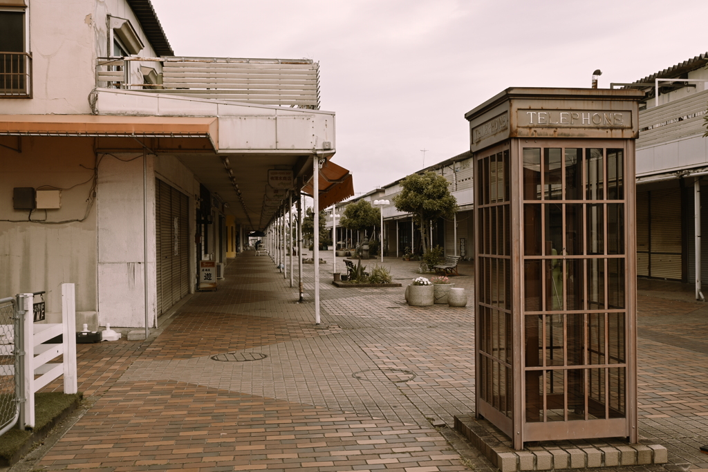 シャッター街の朝