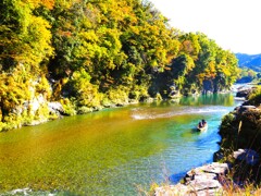 ブルーの川面に映る紅葉