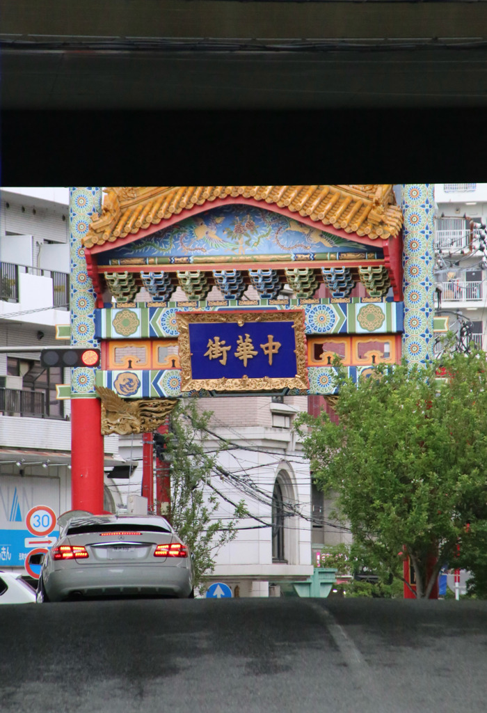横浜中華街・朱雀門(元町商店街より)