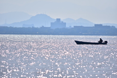 朝焼けの琵琶湖と