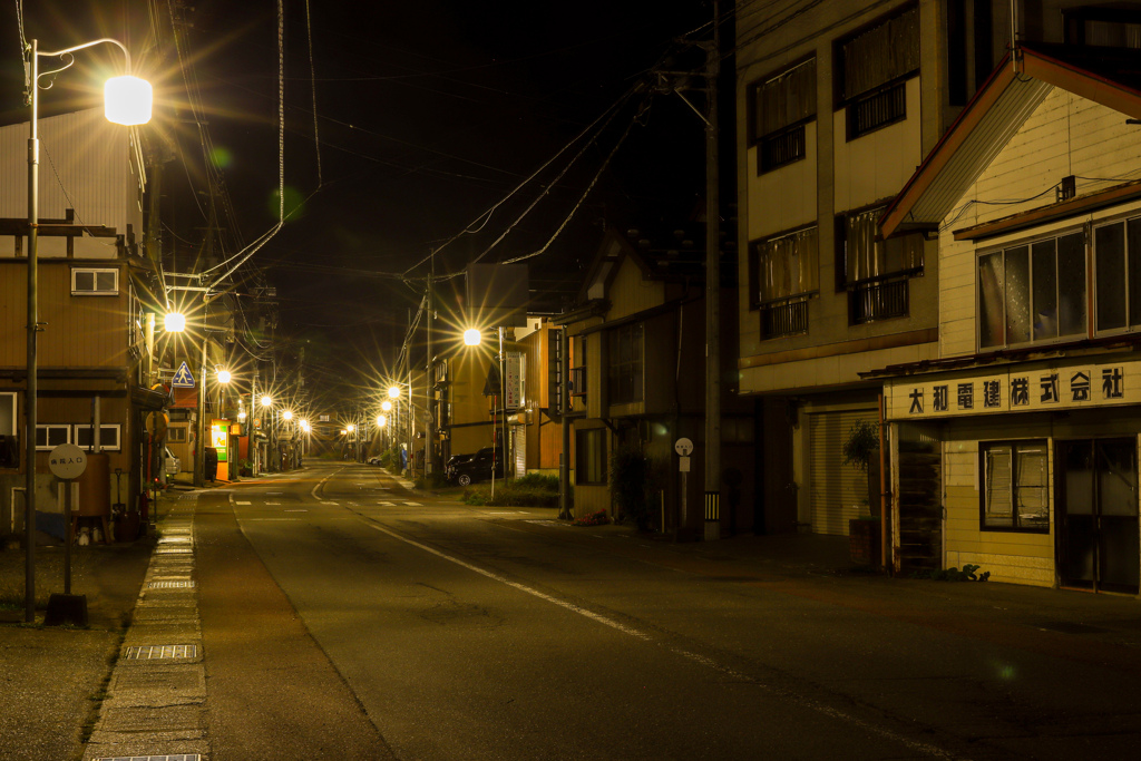 日が暮れた街通り