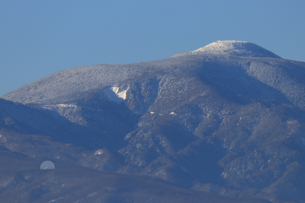 白峰を見上げる
