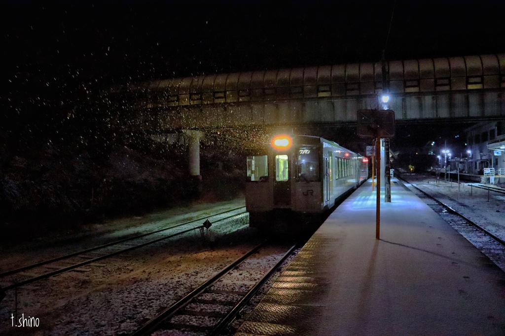 雪舞う小海駅より