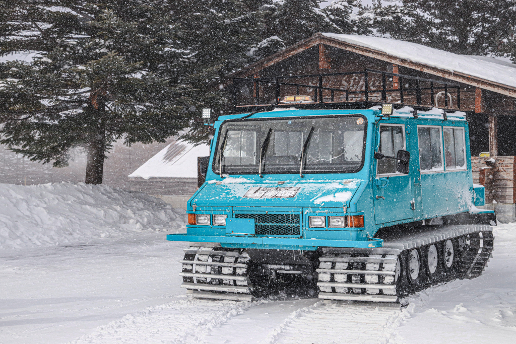 高峰の雪上車