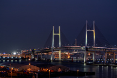 港にかかる斜張橋