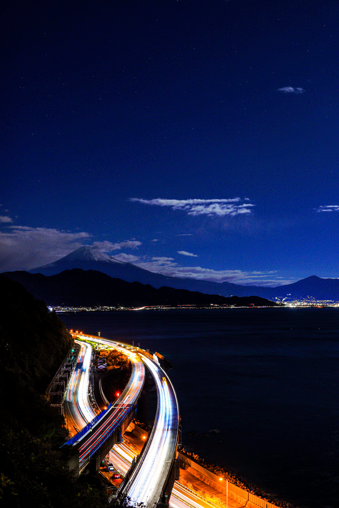 夜を見下ろす富士