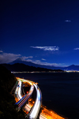 夜を見下ろす富士