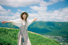 草と空と雲とはしゃぐ人
