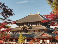 東大寺大仏殿と紅葉