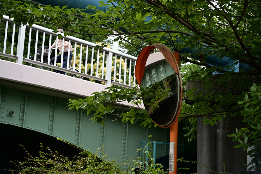 反射鏡の中の虚像「陸橋」