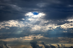 朝焼けと雲の天窓