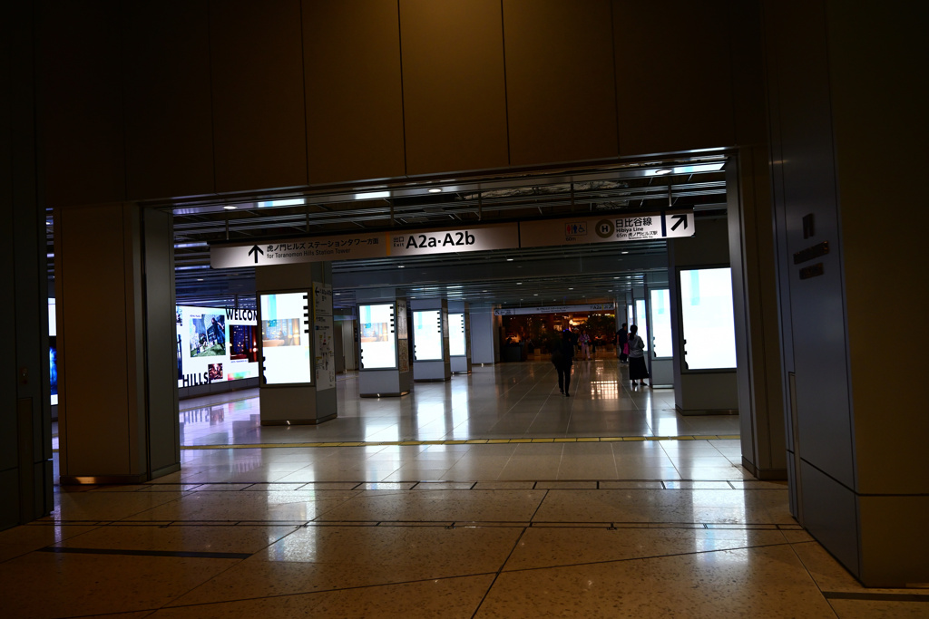 虎ノ門ヒルズ駅構内01