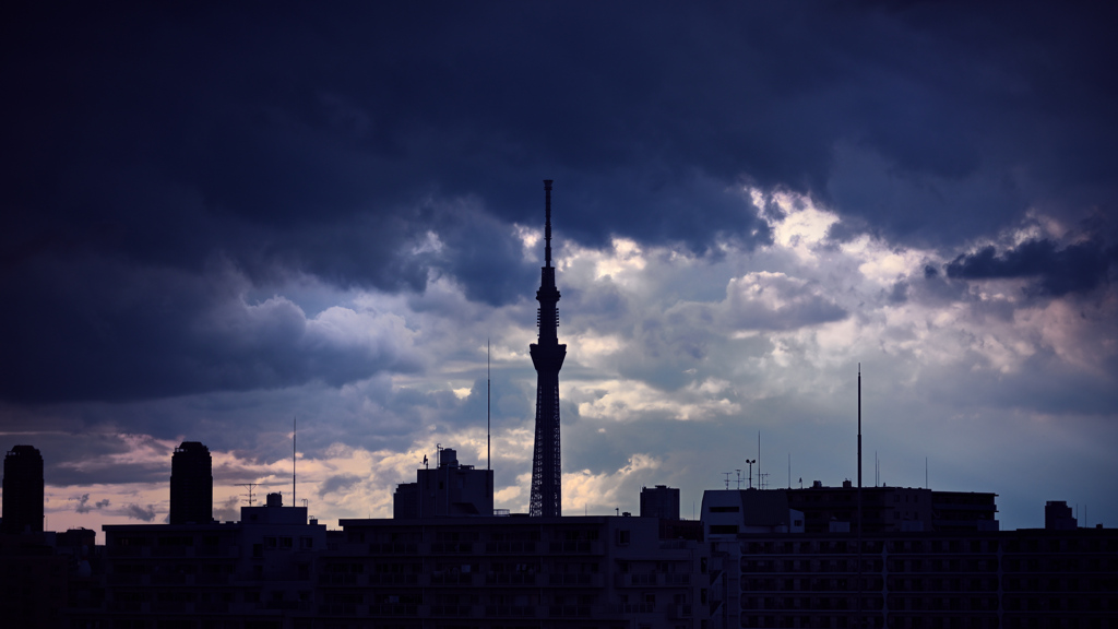 暗雲立ち込める街の夕暮れ