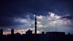 暗雲立ち込める街の夕暮れ