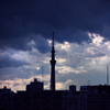 暗雲立ち込める街の夕暮れ