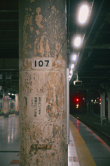 上野駅、低いホームに到着します01