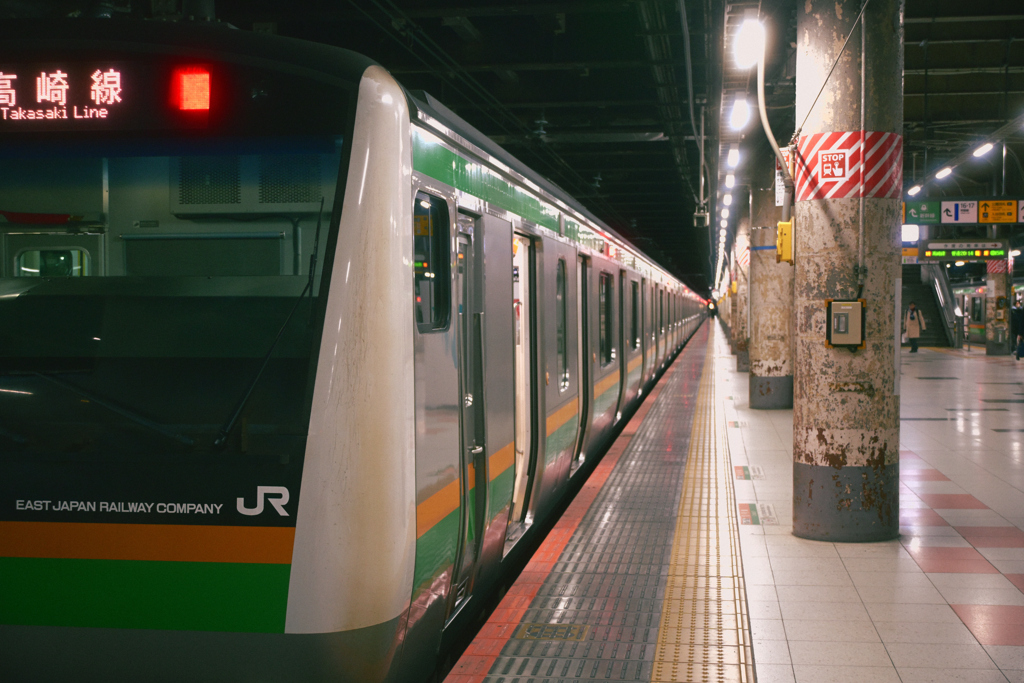 上野駅、低いホームに到着します02