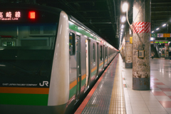 上野駅、低いホームに到着します02