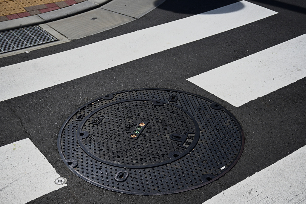 道の模様『マンホールのある横断歩道』