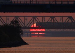 幾重にも重なる橋と日の出