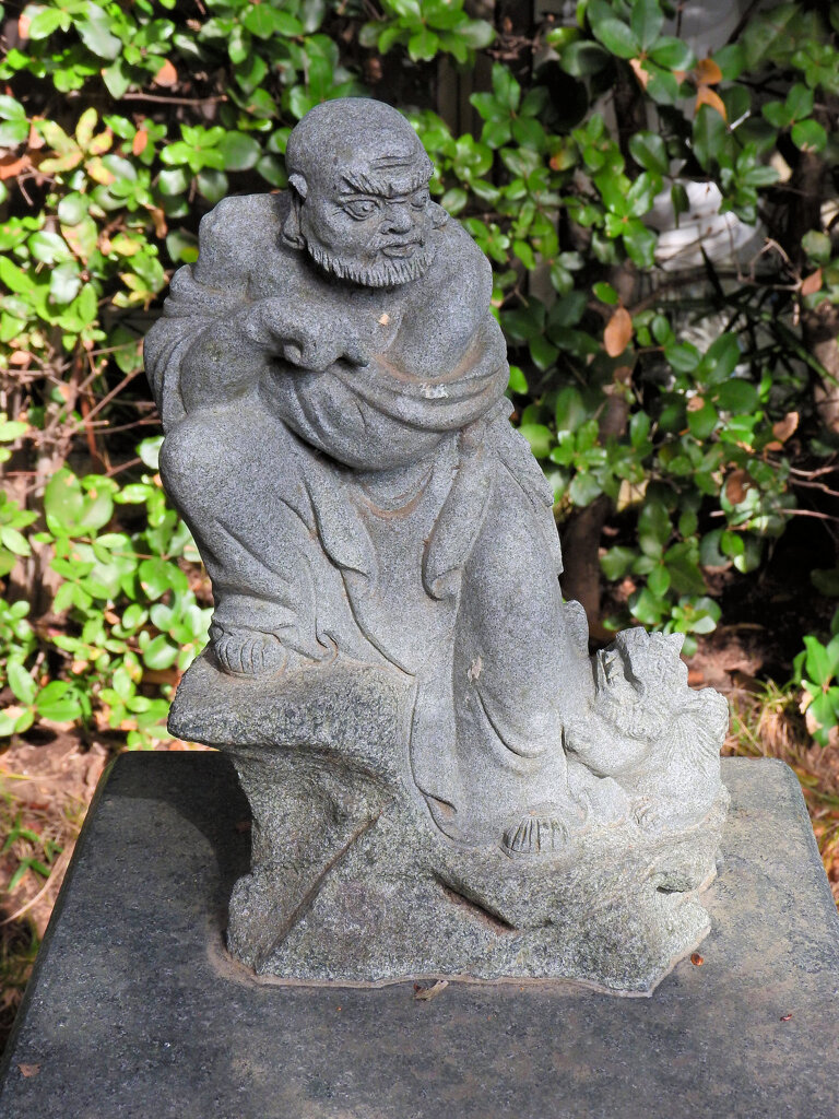 近所のお寺の参道で　７