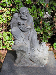 近所のお寺の参道で　７