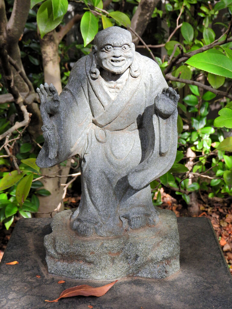 近所のお寺の参道で　１２