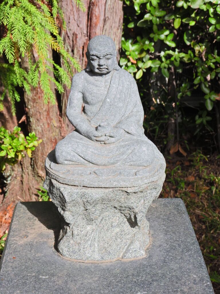 近所のお寺の参道で　３