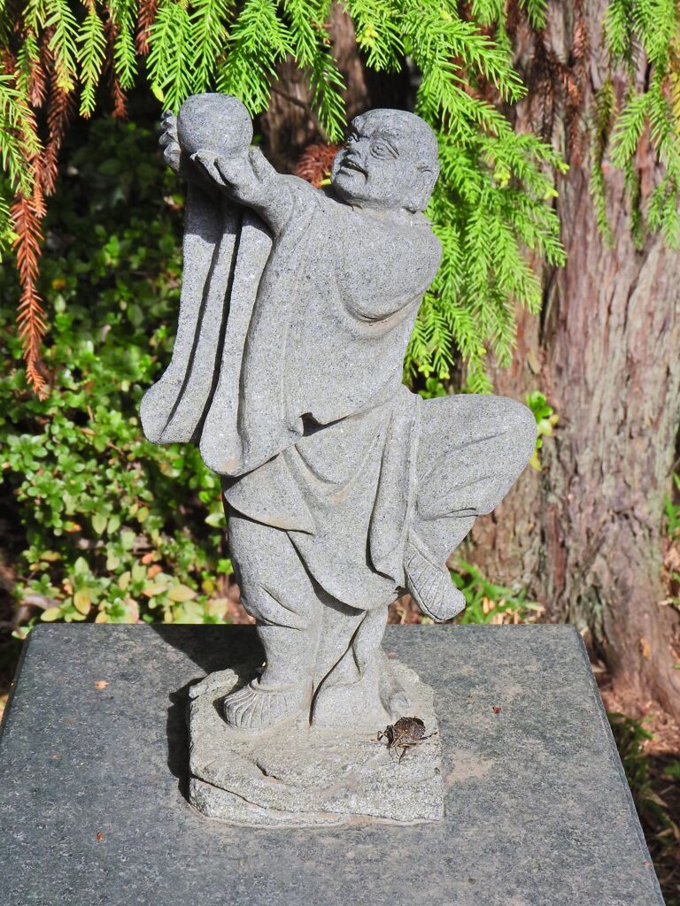 近所のお寺の参道で　４