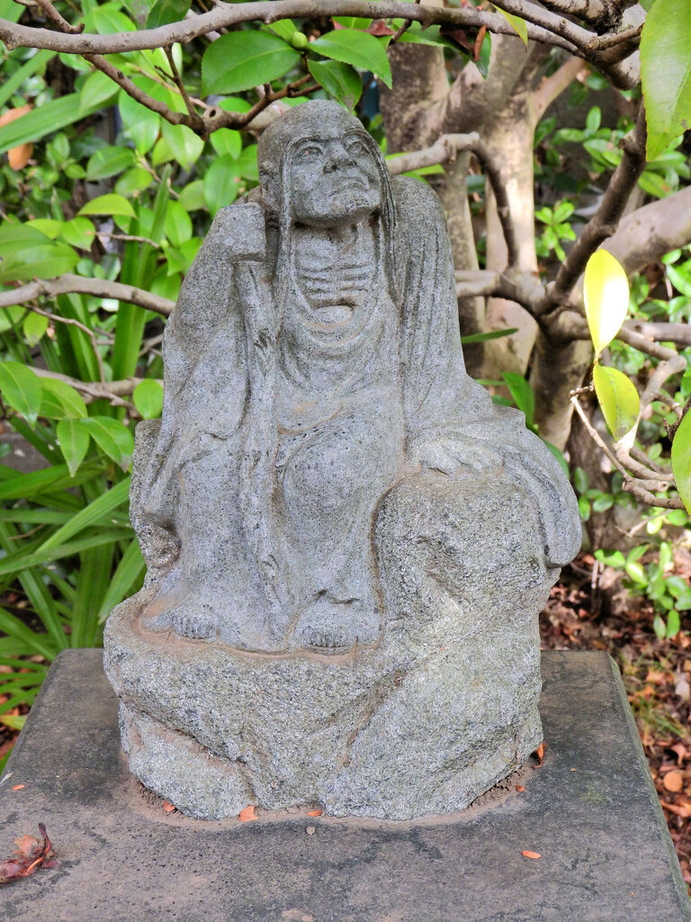 近所のお寺の参道で　１３