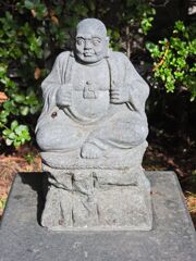 近所のお寺の参道で　６