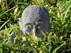  オカメザサに埋もれた..謎の地蔵さん　1/2