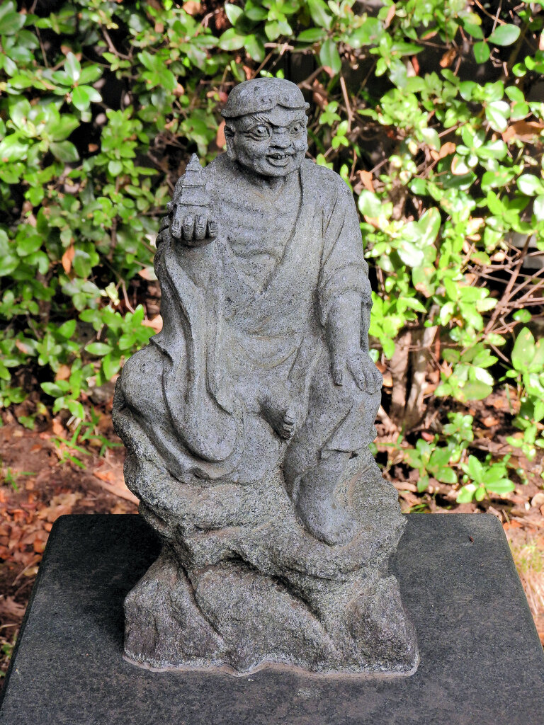 近所のお寺の参道で　９