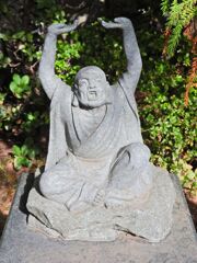 近所のお寺の参道で　５