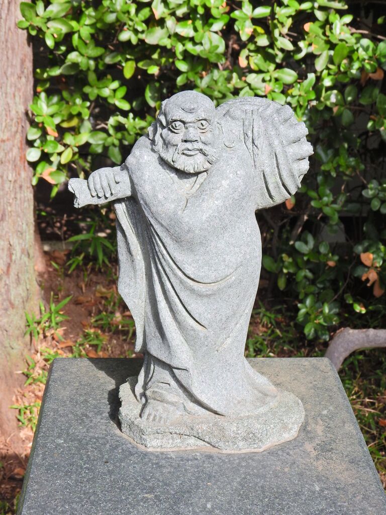 近所のお寺の参道で　２