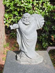 近所のお寺の参道で　２