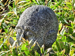  オカメザサに埋もれた..謎の地蔵さん　2/2