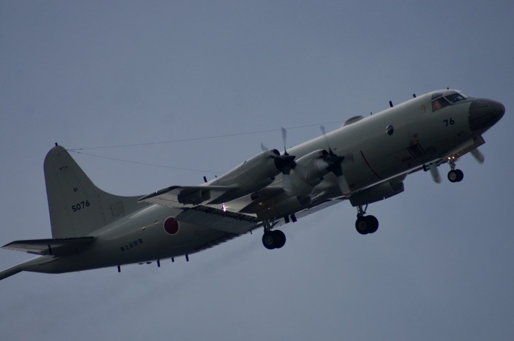 厚木基地でタッチアンドゴーをするP-3C