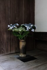 何気なく置かれし花