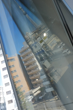 ガラスの向こうに見える町