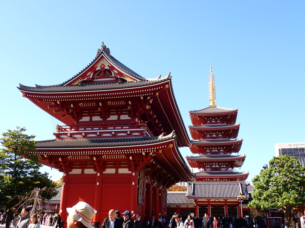 浅草寺・　総門と五重塔