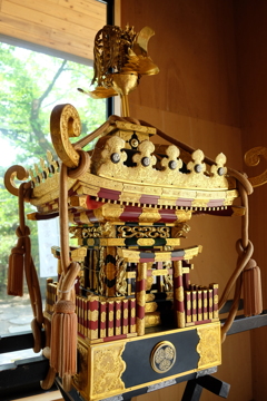 黄金色の神輿