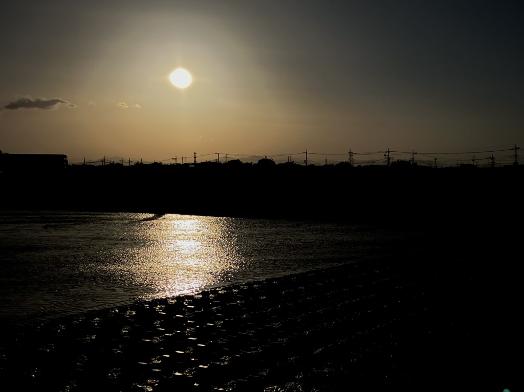 夕陽と川