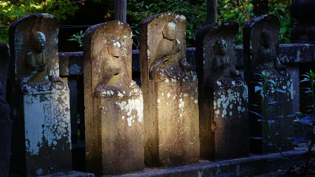 お地蔵様に木漏れ日