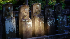 お地蔵様に木漏れ日