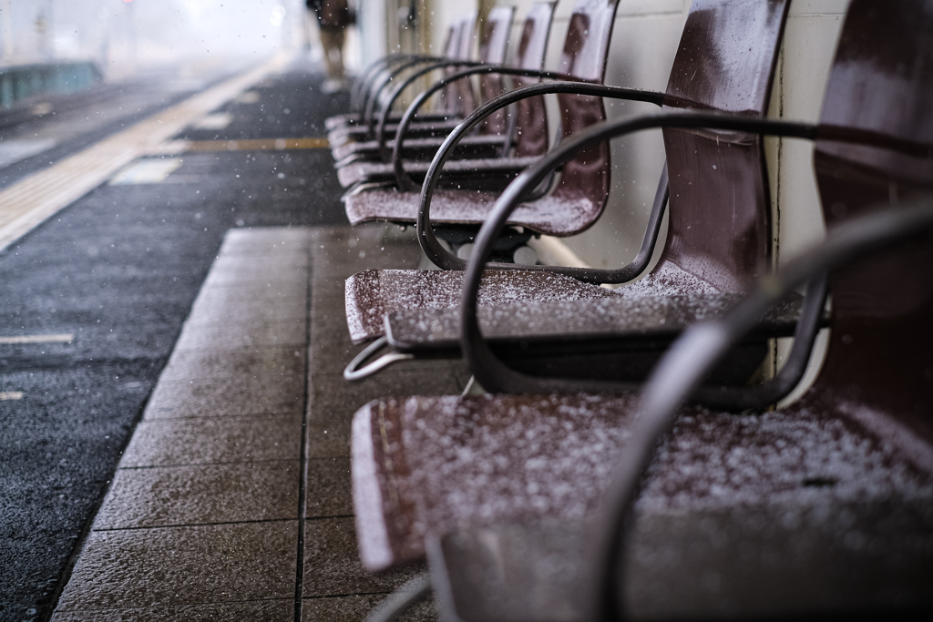 雪でベンチに座れない