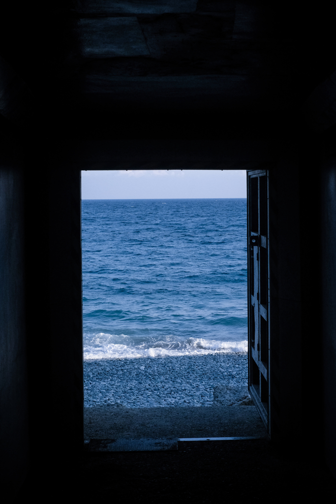 海へと続くトンネル
