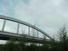 橋。雲。葉っぱ。